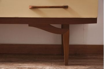 ヴィンテージ家具　北欧ビンテージ　チーク材　ユニークなデザインが目を引くペイントサイドボード(リビングボード)