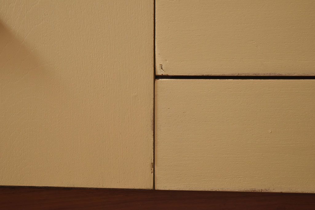 ヴィンテージ家具　北欧ビンテージ　チーク材　ユニークなデザインが目を引くペイントサイドボード(リビングボード)