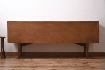 ヴィンテージ家具　北欧ビンテージ　チーク材　ユニークなデザインが目を引くペイントサイドボード(リビングボード)