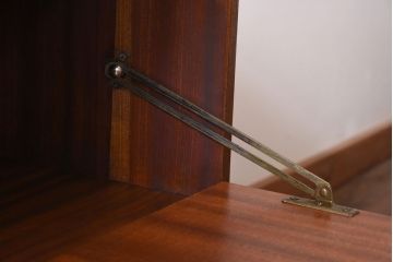 ヴィンテージ家具　北欧ビンテージ　デンマーク　チーク材　すっきりとしたデザインが魅力のサイドボード(リビングボード)