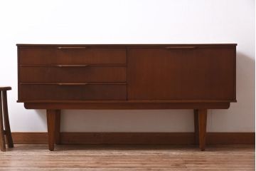 ヴィンテージ家具　北欧ビンテージ　デンマーク　チーク材　すっきりとしたデザインが魅力のサイドボード(リビングボード)