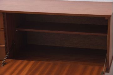ヴィンテージ家具　北欧ビンテージ　デンマーク　チーク材　すっきりとしたデザインが魅力のサイドボード(リビングボード)