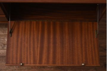 ヴィンテージ家具　北欧ビンテージ　デンマーク　チーク材　すっきりとしたデザインが魅力のサイドボード(リビングボード)