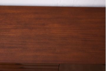 ヴィンテージ家具　北欧ビンテージ　デンマーク　チーク材　すっきりとしたデザインが魅力のサイドボード(リビングボード)
