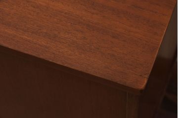 ヴィンテージ家具　北欧ビンテージ　デンマーク　チーク材　すっきりとしたデザインが魅力のサイドボード(リビングボード)