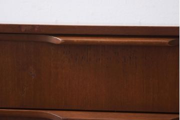 ヴィンテージ家具　北欧ビンテージ　デンマーク　チーク材　すっきりとしたデザインが魅力のサイドボード(リビングボード)