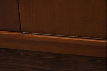 ヴィンテージ家具　北欧ビンテージ　デンマーク　チーク材　すっきりとしたデザインが魅力のサイドボード(リビングボード)