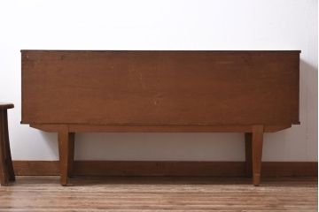 ヴィンテージ家具　北欧ビンテージ　デンマーク　チーク材　すっきりとしたデザインが魅力のサイドボード(リビングボード)