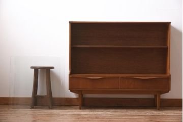 ビンテージ　北欧家具　チーク材　上品な佇まいが魅力のガラス引き戸キャビネット(収納棚、飾り棚、ディスプレイラック)