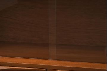 ビンテージ　北欧家具　チーク材　上品な佇まいが魅力のガラス引き戸キャビネット(収納棚、飾り棚、ディスプレイラック)