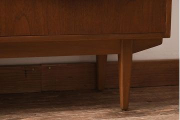 ビンテージ　北欧家具　チーク材　上品な佇まいが魅力のガラス引き戸キャビネット(収納棚、飾り棚、ディスプレイラック)