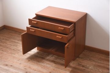 ヴィンテージ家具　北欧ビンテージ　チーク材　木のあたたかみを感じるようなカウンターキャビネット(チェスト、引き出し)