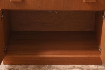 ヴィンテージ家具　北欧ビンテージ　チーク材　木のあたたかみを感じるようなカウンターキャビネット(チェスト、引き出し)