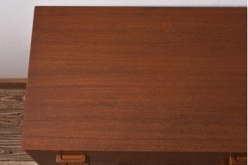 ヴィンテージ家具　北欧ビンテージ　チーク材　木のあたたかみを感じるようなカウンターキャビネット(チェスト、引き出し)