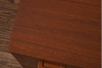 ヴィンテージ家具　北欧ビンテージ　チーク材　木のあたたかみを感じるようなカウンターキャビネット(チェスト、引き出し)
