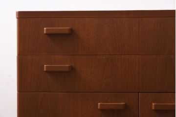 ヴィンテージ家具　北欧ビンテージ　チーク材　木のあたたかみを感じるようなカウンターキャビネット(チェスト、引き出し)
