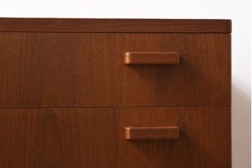 ヴィンテージ家具　北欧ビンテージ　チーク材　木のあたたかみを感じるようなカウンターキャビネット(チェスト、引き出し)