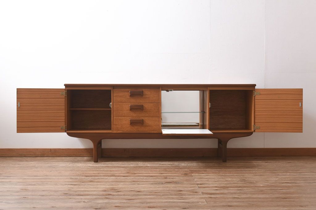 ヴィンテージ家具　北欧ビンテージ　チーク材　個性的な取っ手が目を引く木のぬくもり感じるサイドボード(サイドキャビネット、収納棚)