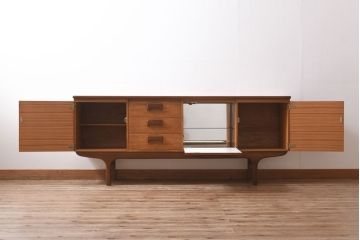 ヴィンテージ家具　北欧ビンテージ　チーク材　個性的な取っ手が目を引く木のぬくもり感じるサイドボード(サイドキャビネット、収納棚)