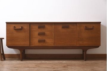 ヴィンテージ家具　北欧ビンテージ　チーク材　個性的な取っ手が目を引く木のぬくもり感じるサイドボード(サイドキャビネット、収納棚)