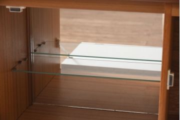 ヴィンテージ家具　北欧ビンテージ　チーク材　個性的な取っ手が目を引く木のぬくもり感じるサイドボード(サイドキャビネット、収納棚)