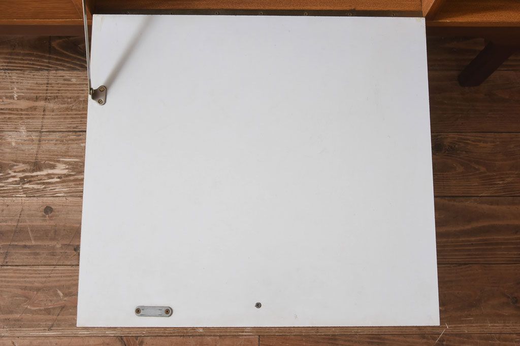 ヴィンテージ家具　北欧ビンテージ　チーク材　個性的な取っ手が目を引く木のぬくもり感じるサイドボード(サイドキャビネット、収納棚)