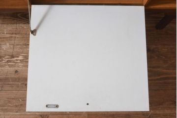 ヴィンテージ家具　北欧ビンテージ　チーク材　個性的な取っ手が目を引く木のぬくもり感じるサイドボード(サイドキャビネット、収納棚)