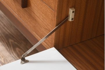 ヴィンテージ家具　北欧ビンテージ　チーク材　個性的な取っ手が目を引く木のぬくもり感じるサイドボード(サイドキャビネット、収納棚)