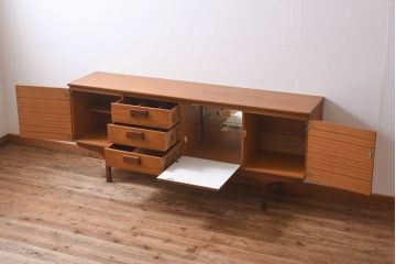 ヴィンテージ家具　北欧ビンテージ　チーク材　個性的な取っ手が目を引く木のぬくもり感じるサイドボード(サイドキャビネット、収納棚)