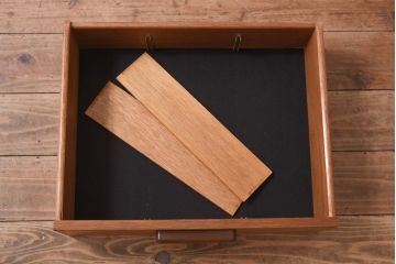 ヴィンテージ家具　北欧ビンテージ　チーク材　個性的な取っ手が目を引く木のぬくもり感じるサイドボード(サイドキャビネット、収納棚)