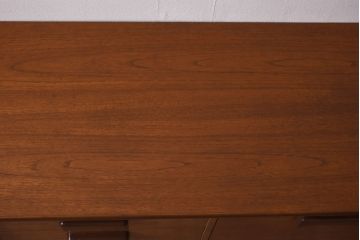 ヴィンテージ家具　北欧ビンテージ　チーク材　個性的な取っ手が目を引く木のぬくもり感じるサイドボード(サイドキャビネット、収納棚)