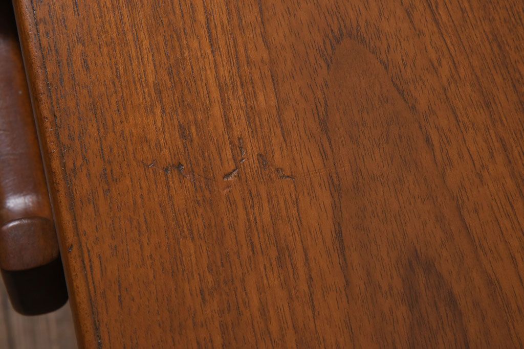 ヴィンテージ家具　北欧ビンテージ　チーク材　個性的な取っ手が目を引く木のぬくもり感じるサイドボード(サイドキャビネット、収納棚)