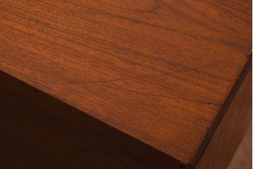 ヴィンテージ家具　北欧ビンテージ　チーク材　個性的な取っ手が目を引く木のぬくもり感じるサイドボード(サイドキャビネット、収納棚)