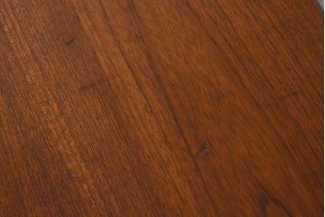 ヴィンテージ家具　北欧ビンテージ　チーク材　個性的な取っ手が目を引く木のぬくもり感じるサイドボード(サイドキャビネット、収納棚)