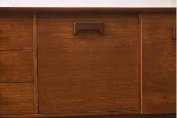 ヴィンテージ家具　北欧ビンテージ　チーク材　個性的な取っ手が目を引く木のぬくもり感じるサイドボード(サイドキャビネット、収納棚)