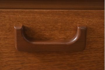 ヴィンテージ家具　北欧ビンテージ　チーク材　個性的な取っ手が目を引く木のぬくもり感じるサイドボード(サイドキャビネット、収納棚)