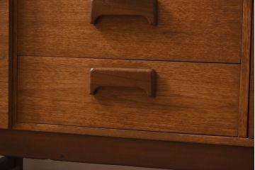 ヴィンテージ家具　北欧ビンテージ　チーク材　個性的な取っ手が目を引く木のぬくもり感じるサイドボード(サイドキャビネット、収納棚)