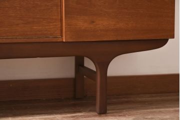 ヴィンテージ家具　北欧ビンテージ　チーク材　個性的な取っ手が目を引く木のぬくもり感じるサイドボード(サイドキャビネット、収納棚)