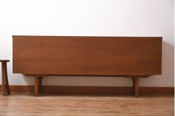 ヴィンテージ家具　北欧ビンテージ　チーク材　個性的な取っ手が目を引く木のぬくもり感じるサイドボード(サイドキャビネット、収納棚)