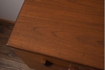 ヴィンテージ家具　北欧ビンテージ　チーク材　個性的な取っ手が目を引く木のぬくもり感じるサイドボード(サイドキャビネット、収納棚)