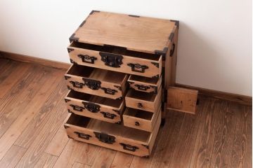 アンティーク家具　和製アンティーク　角手　前面桐材　上手物金具の庄内小箪笥(枕箪笥、和タンス、桐箪笥、桐たんす)