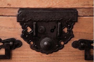 アンティーク家具　和製アンティーク　角手　前面桐材　上手物金具の庄内小箪笥(枕箪笥、和タンス、桐箪笥、桐たんす)
