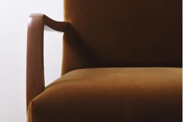 アンティーク家具　和製アンティーク　低めの高さが心地いいベルベット素材の1人掛けソファ(1)