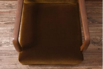 アンティーク家具　和製アンティーク　低めの高さが心地いいベルベット素材の1人掛けソファ(2)