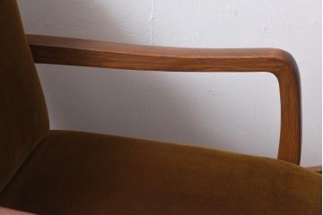 アンティーク家具　和製アンティーク　低めの高さが心地いいベルベット素材の1人掛けソファ(2)