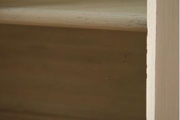 アンティーク家具　フランスアンティーク　ころんとした脚先がアクセントのペイントキャビネット
