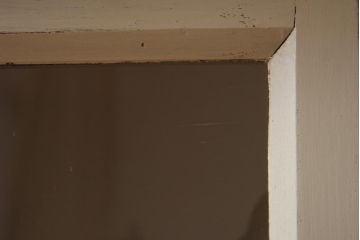 アンティーク家具　フランスアンティーク　ころんとした脚先がアクセントのペイントキャビネット