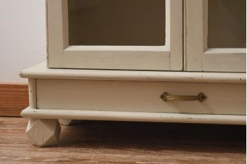 アンティーク家具　フランスアンティーク　ころんとした脚先がアクセントのペイントキャビネット