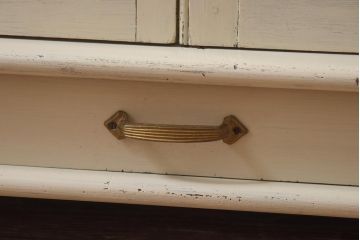 アンティーク家具　フランスアンティーク　ころんとした脚先がアクセントのペイントキャビネット