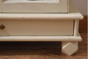 アンティーク家具　フランスアンティーク　ころんとした脚先がアクセントのペイントキャビネット